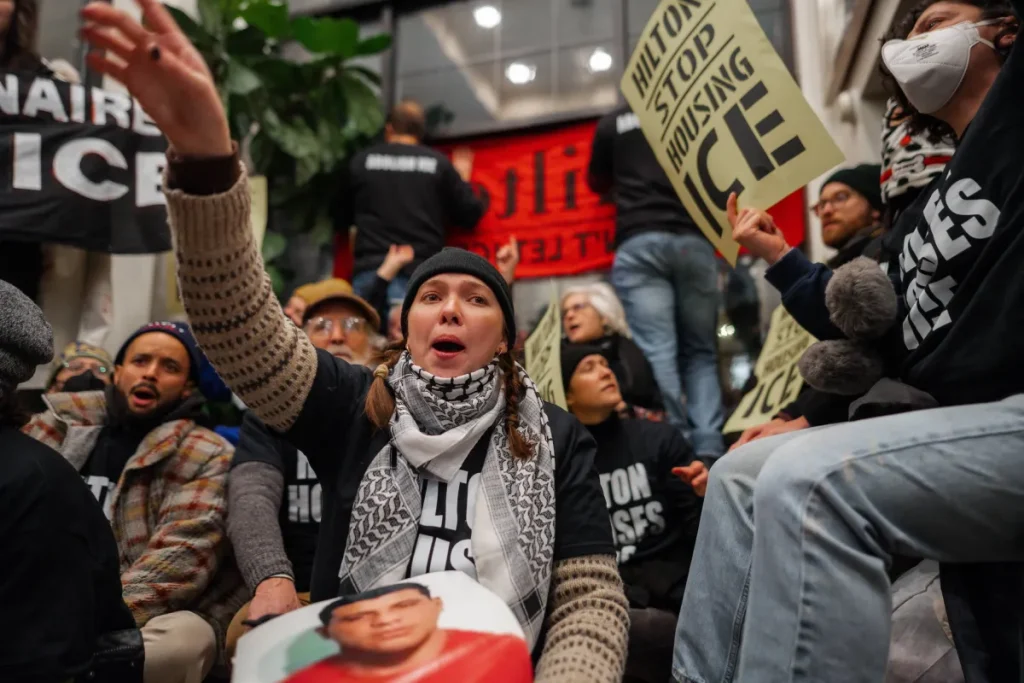 اعتقال عشرات المتظاهرين بعد اقتحام فندق هيلتون في نيويورك