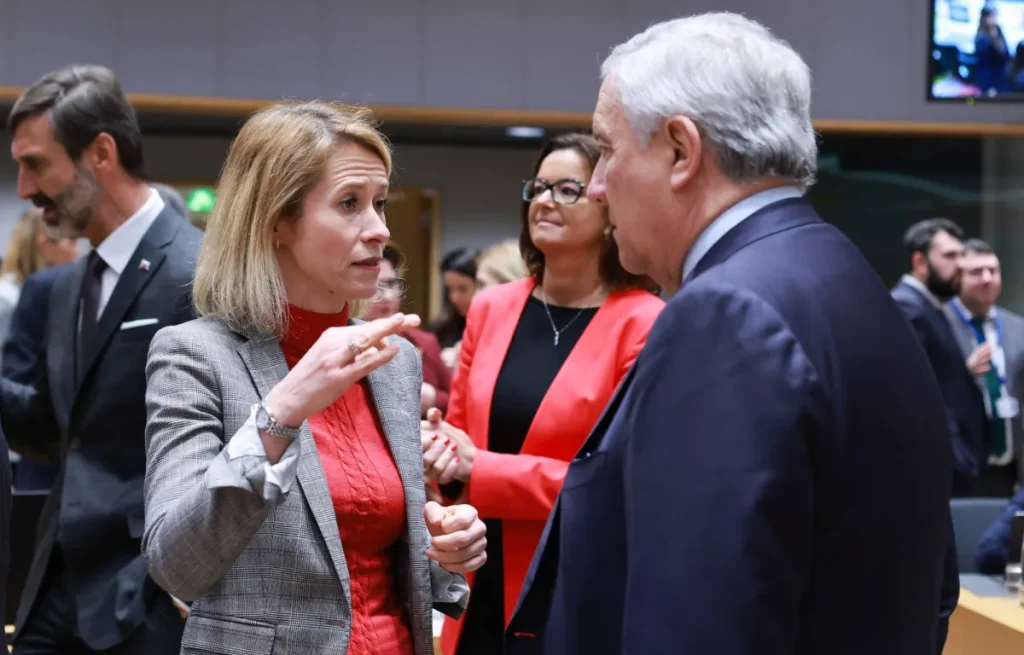 إيران تُلوّح بـ«هرمز»… وتأهب أميركي