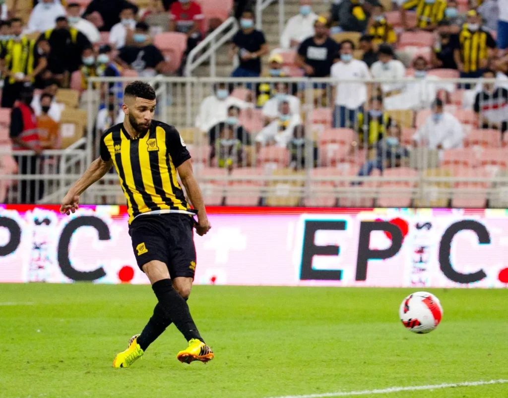 «اللعب أساسياً» يغري العبود بالانتقال للشباب