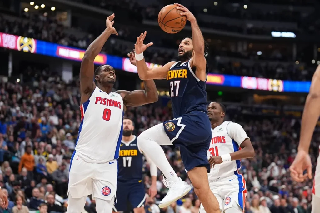 «إن بي إيه»: ديترويت ينجو من انتفاضة دنفر وثاندر يستعيد توازنه