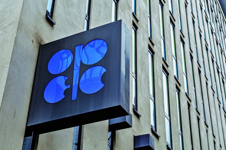 أوبك + تواصل تعليق زيادة الإنتاج حتى مارس