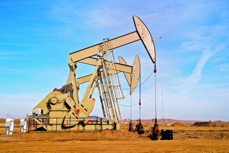 أسعار النفط تصعد بأكثر من واحد بالمئة عند التسوية