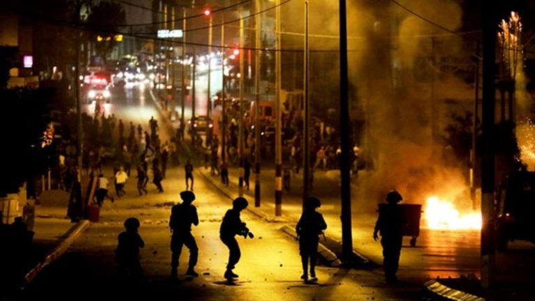  قوات الاحتلال الاسرائيلي تعتقل فلسطينيين اثنين جنوبي الخليل بالضفة الغربية