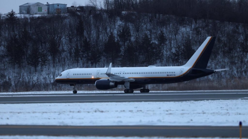  وصول طائرة تقل الرئيس الفنزويلي المعتقل وزوجته إلى نيويورك بعد عملية عسكرية أمريكية