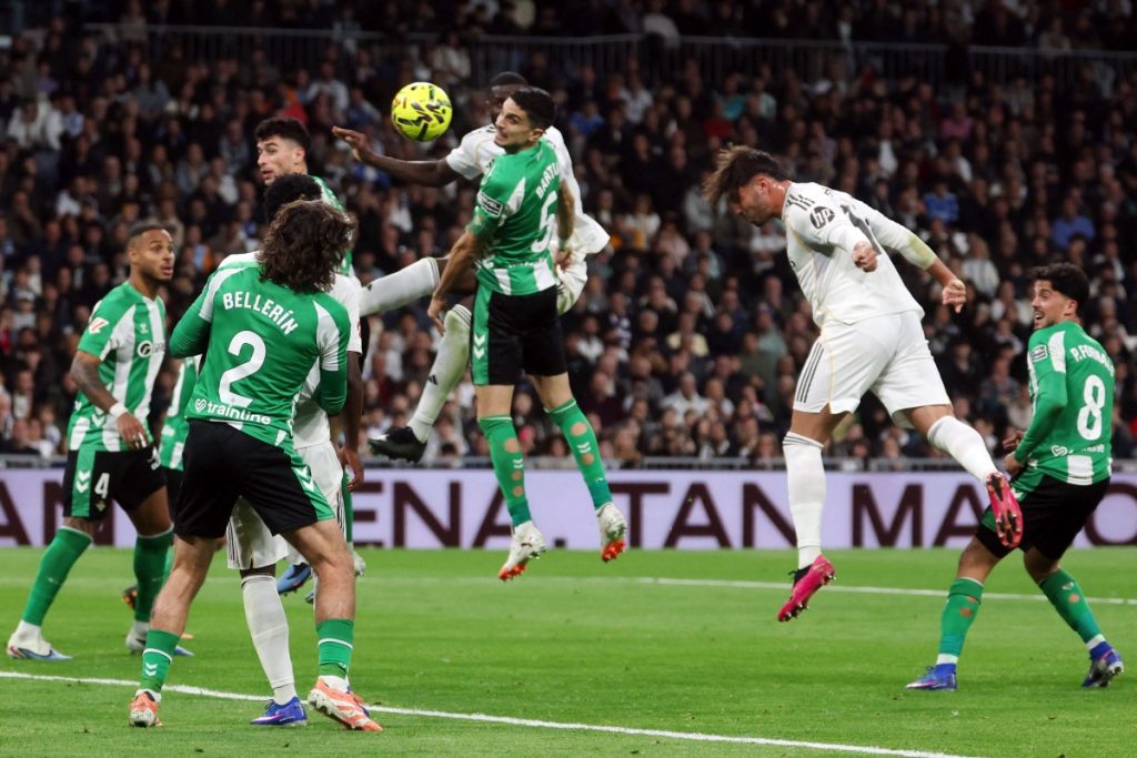  الدوري الإسباني.. ريال مدريد يفوز على ريال بيتيس 5 -1 ويواصل مطاردة برشلونة المتصدر