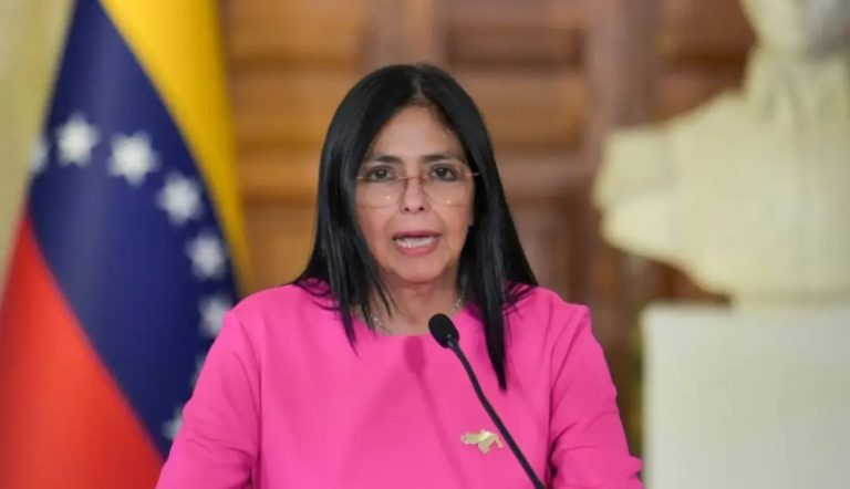  نائبة الرئيس الفنزويلي تؤدي اليمين الدستورية رئيسة مؤقتة للبلاد