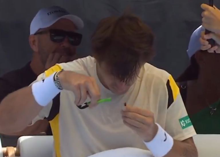  بالفيديو.. لاعب أرجنتيني يقص شعره أثناء مباراة تنس