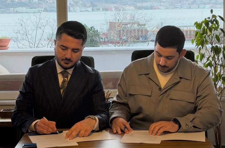  عبدالله العجمي يوقّع اتفاقية تفاهم مع مكتب محاماة تركي