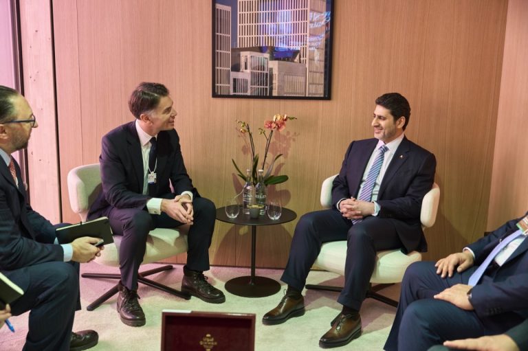  محافظ مصرف قطر المركزي يجتمع مع مسؤولي شركات مالية عالمية