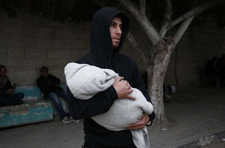 وفاة رضيع فلسطيني نتيجة البرد القارس جنوبي قطاع غزة