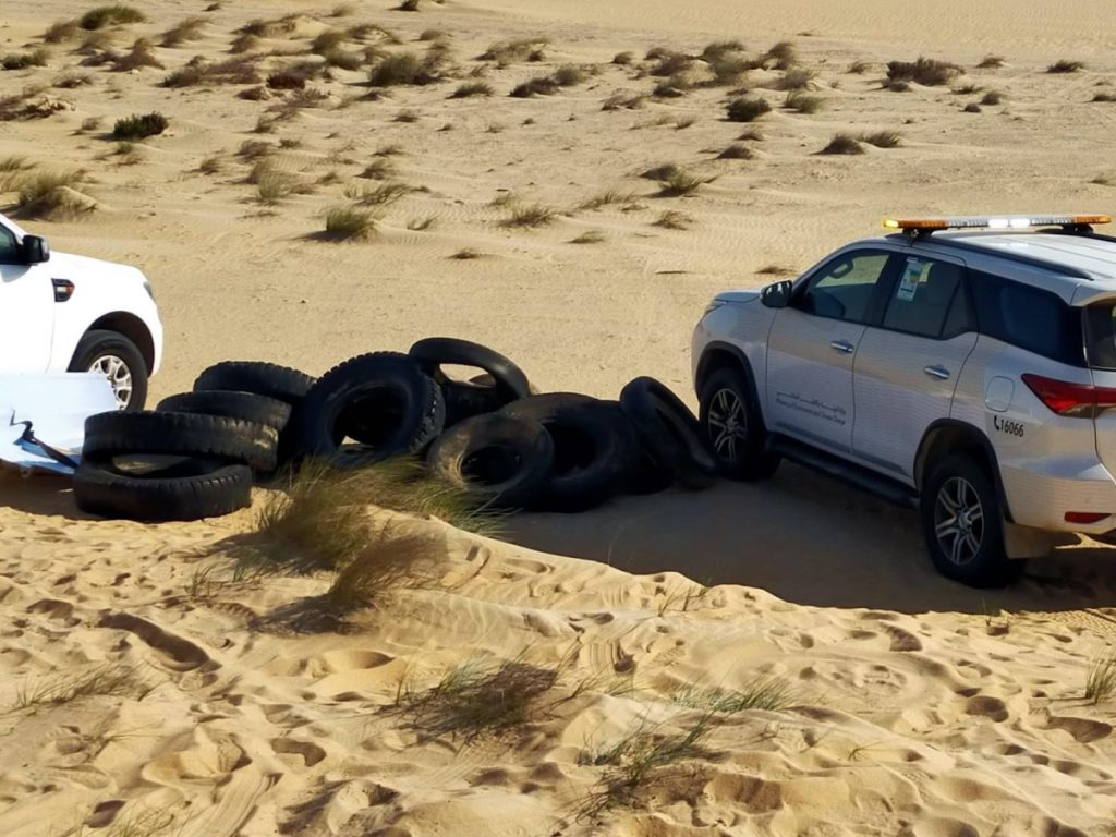 وزارة البيئة تنظف محمية خور العديد وتزيل إطارات ومخلفات بيئية