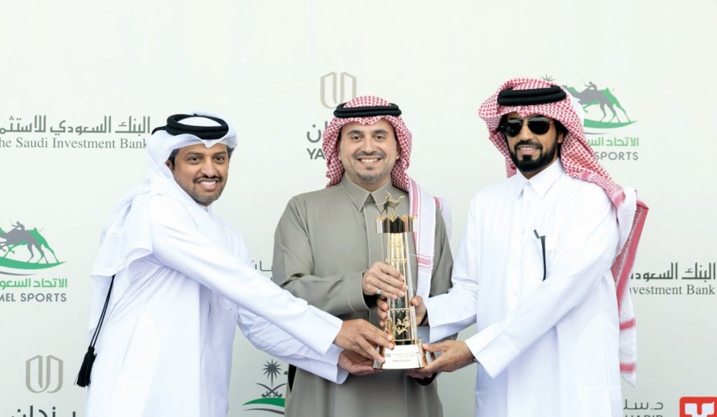 “المايدة” تهدي هجن الشحانية كأس مهرجان خادم الحرمين