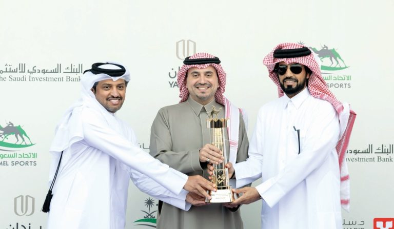 “المايدة” تهدي هجن الشحانية كأس مهرجان خادم الحرمين