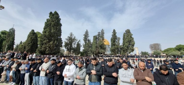  عشرات الآلاف من الفلسطينيين يؤدون صلاة الجمعة بالمسجد الأقصى المبارك