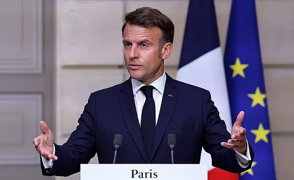 «الإليزيه» يكشف سبب ظهور ماكرون بعينه اليمنى محتقنة ومحمرة: انفجار وعاء دموي صغير