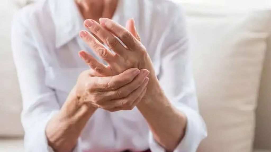 تجمع الرياض الصحي يوضح أعراض الإصابة بهشاشة العظام وطرق الوقاية منها