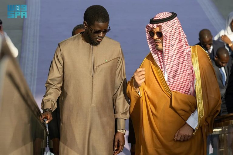 رئيس السنغال يصل جدة ونائب أمير مكة في استقباله