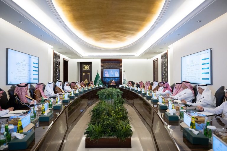 نائب أمير مكة يستعرض مستجدات مشروع الجسر البري