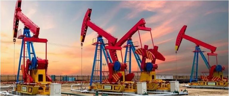 النفط يسجل مكاسب أسبوعية.. وخام برنت يسجل 65 دولارا للبرميل