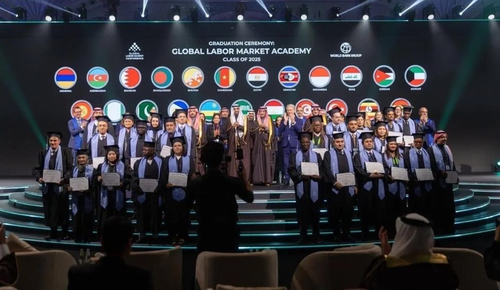 وزير الموارد البشرية يشهد حفل تخرج الدفعة الأولى من أكاديمية سوق العمل