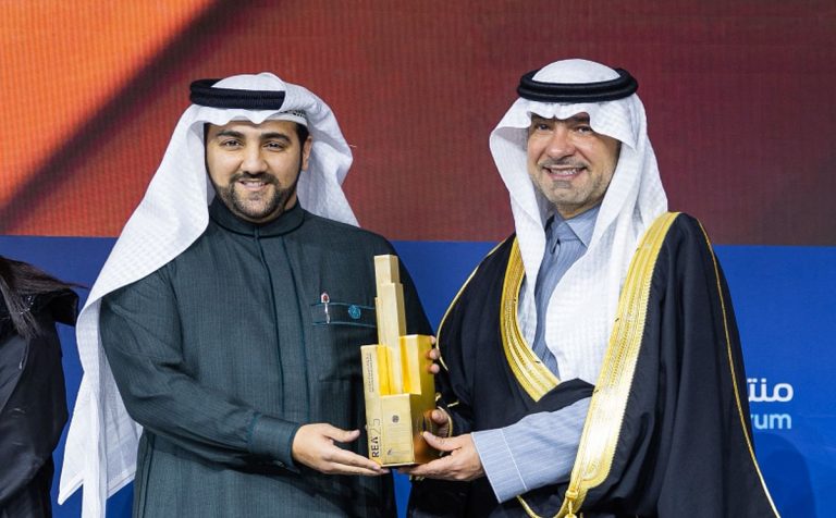 الجادة الأولى للتطوير العقاري” تحصد جائزة التميز العقاري عن مشروعها “جادة الأعمال – القيروان