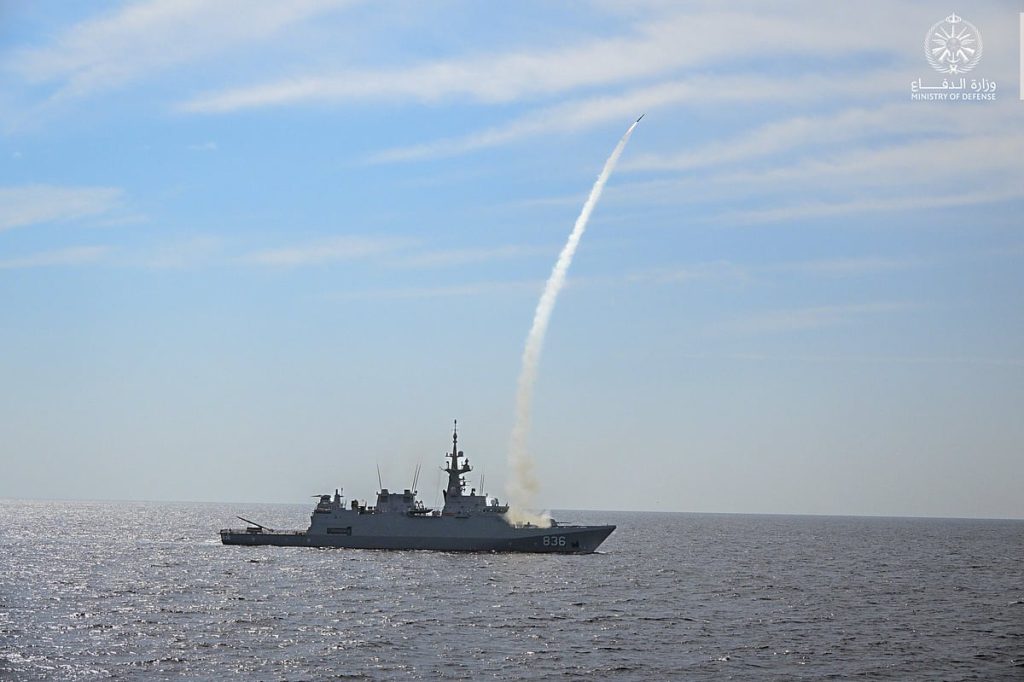 القوات البحرية ونظيرتها العمانية تنفذان رماية بالصواريخ والذخيرة الحية