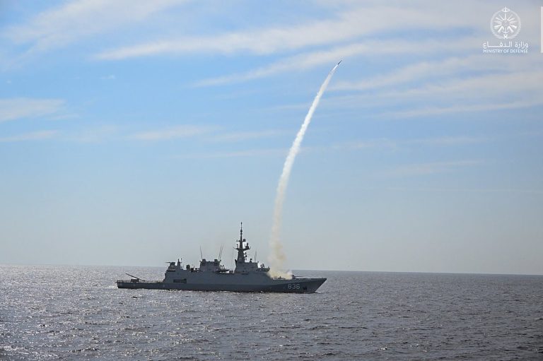 القوات البحرية ونظيرتها العمانية تنفذان رماية بالصواريخ والذخيرة الحية