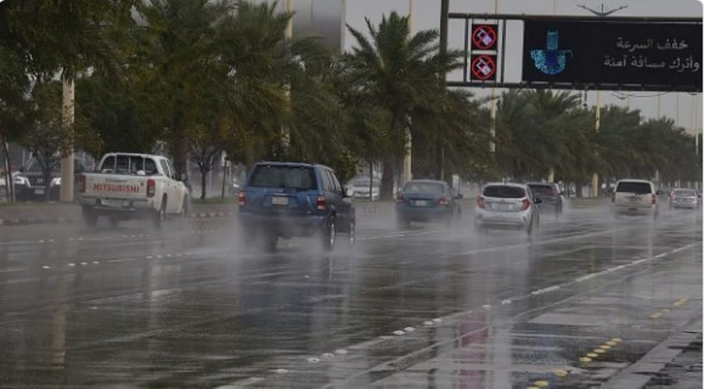 الأرصاد عن طقس الجمعة: أمطار رعدية مصحوبة برياح نشطة على عدة مناطق