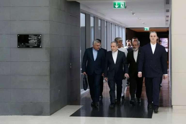 انطلاق محادثات ويتكوف – عراقجي في مسقط وطهران تحذر من «مطالب مفرطة»