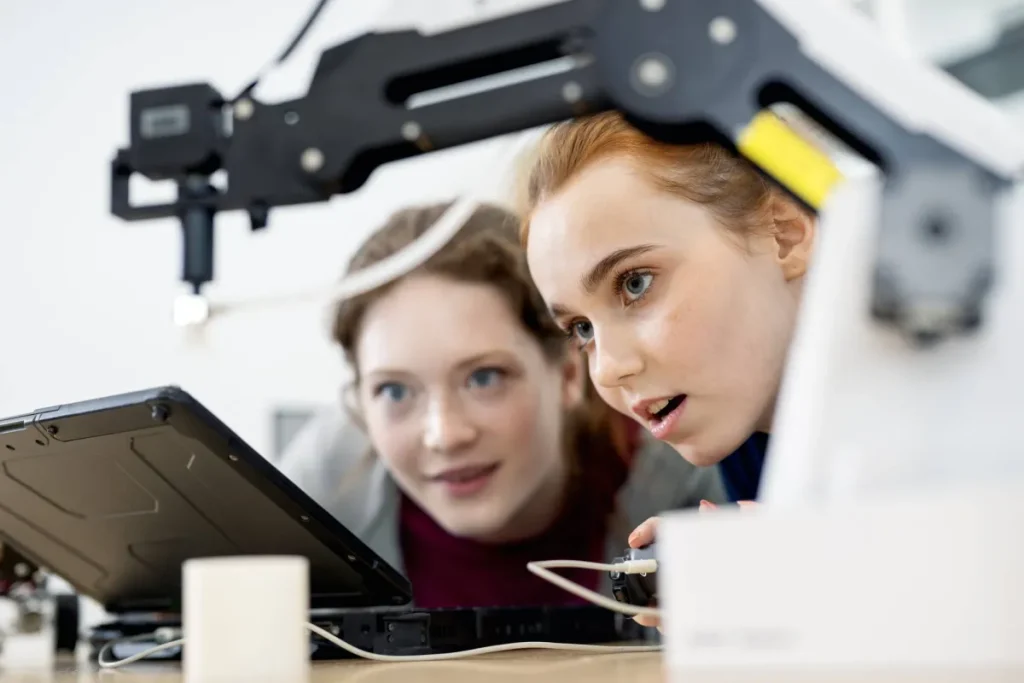 في التعليم: تدرّب على قيادة الذكاء الاصطناع… بدلا من «ركوبه» كمسافر