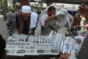 باكستان وأفغانستان تتبادلان القصف… ودعوات للتهدئة