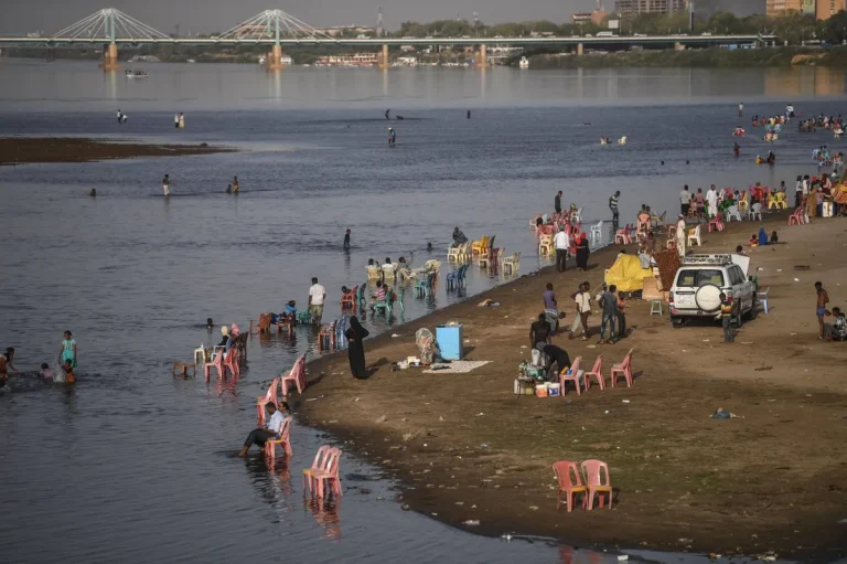 «أطباء السودان»: غرق عبارة بالنيل الأبيض تحمل 16 شخصاً