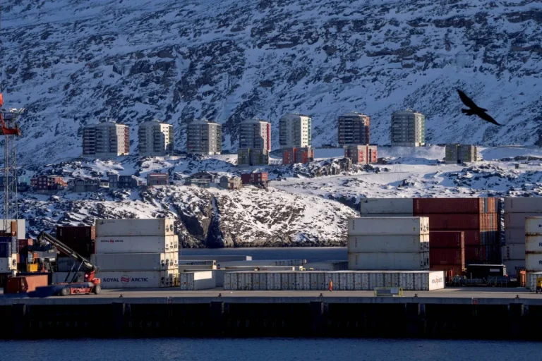 ملك الدنمارك يبدأ زيارة رسمية إلى غرينلاند