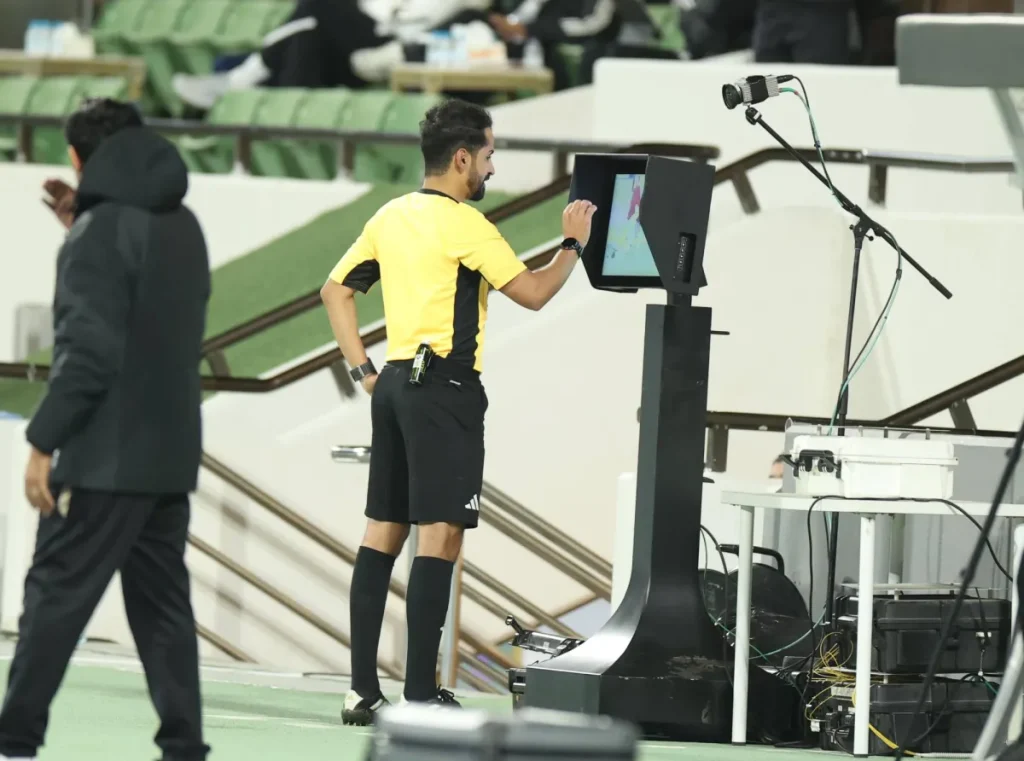 ضمك: الأخطاء التحكيمية أمام الأهلي حرمتنا من نقاط مستحقة