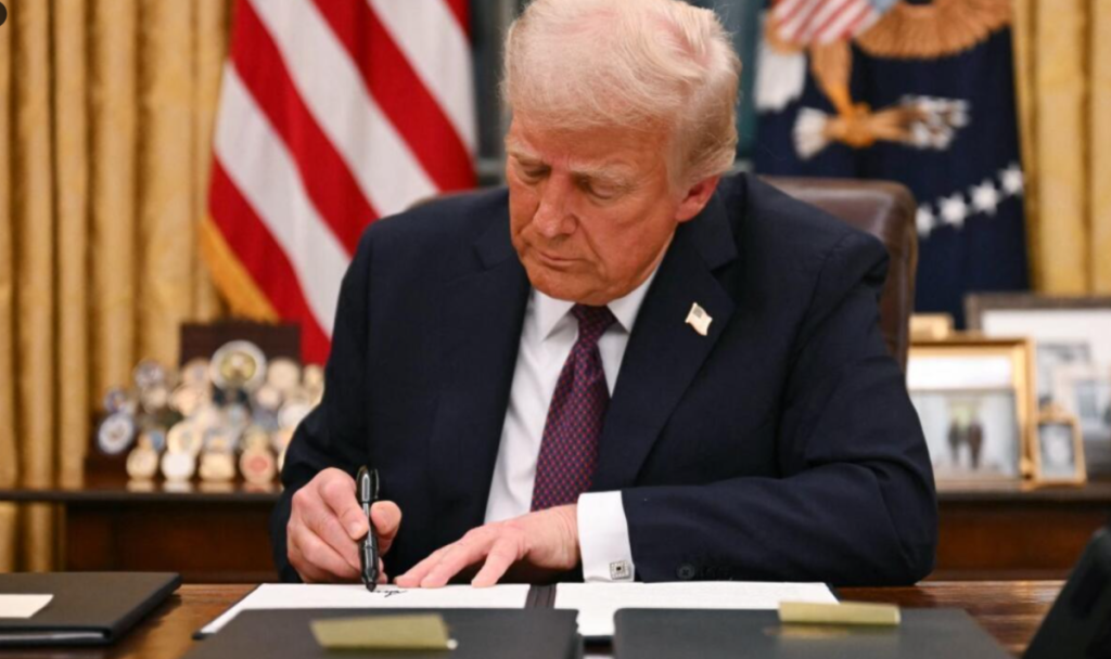  ردا على أوباما.. ترامب يأمر بنشر كل الملفات المتعلقة بالكائنات الفضائية