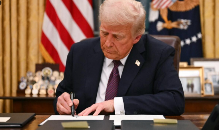  ردا على أوباما.. ترامب يأمر بنشر كل الملفات المتعلقة بالكائنات الفضائية