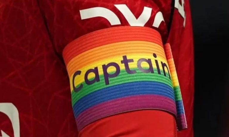قرار جديد لرابطة الدوري الإنجليزي حول ارتداء شارات "قوس قزح"
