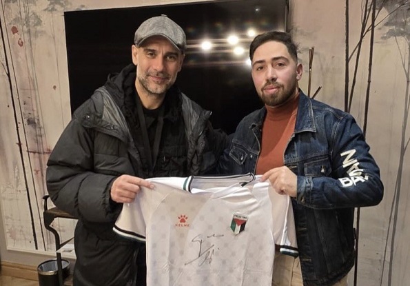  غوارديولا يوقع على قمصان فريق “غزة الإرادة” مبتوري الأطراف لكرة القدم