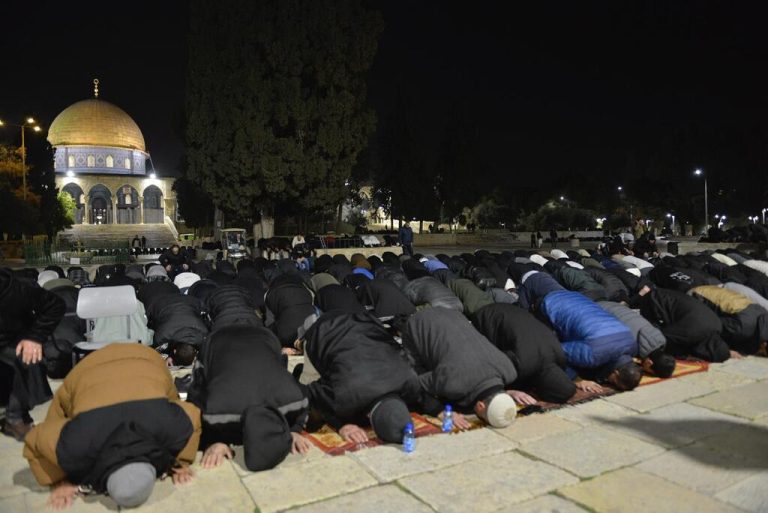  آلاف المصلين يؤدّون التراويح في المسجد الأقصى رغم قيود الاحتلال