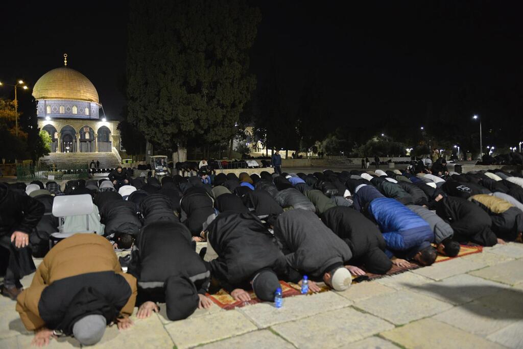  آلاف المصلين يؤدّون التراويح في المسجد الأقصى رغم قيود الاحتلال