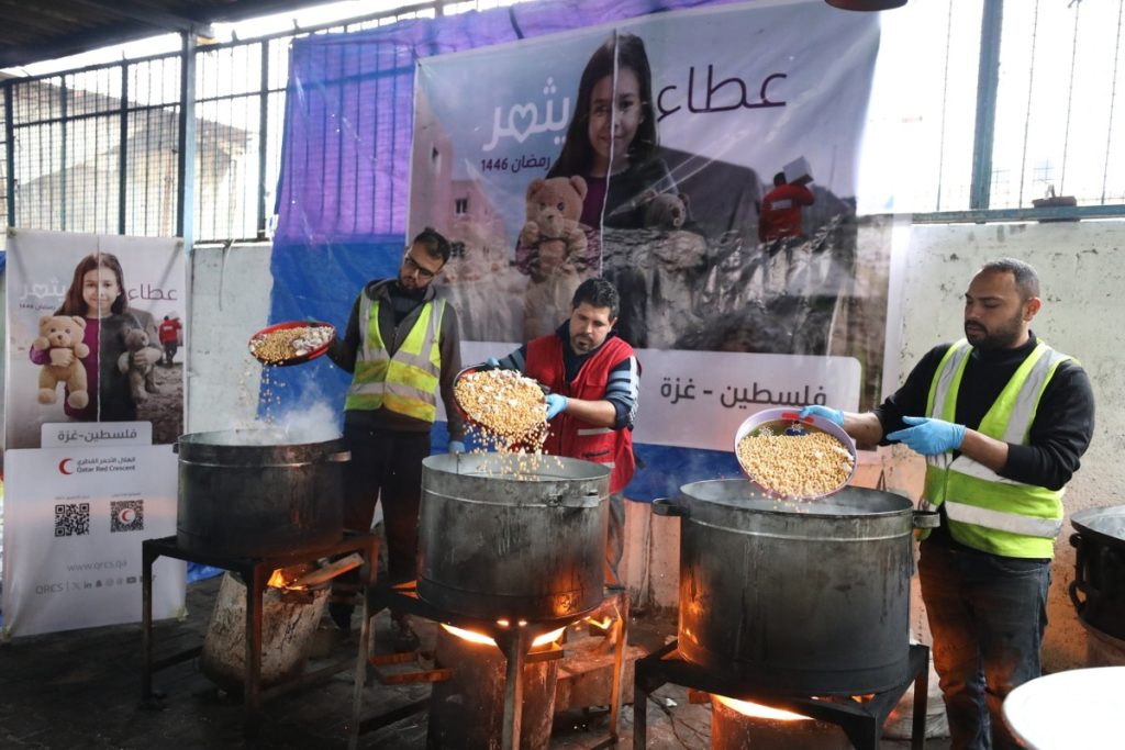  الهلال الأحمر القطري يبدأ تنفيذ مشاريع إفطار صائم في عدد من الدول