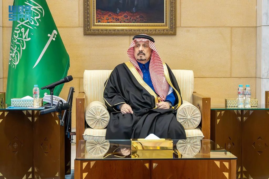 أمير الرياض يُسلِّم وثائق تملّك الوحدات السكنية للمستفيدين من تبرع ولي العهد