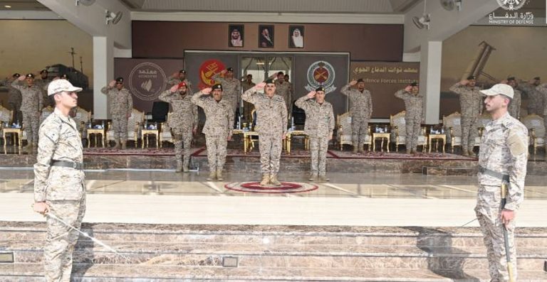 الفريق «العمرو» يرعى حفل تخرج معهد الدفاع الجوي