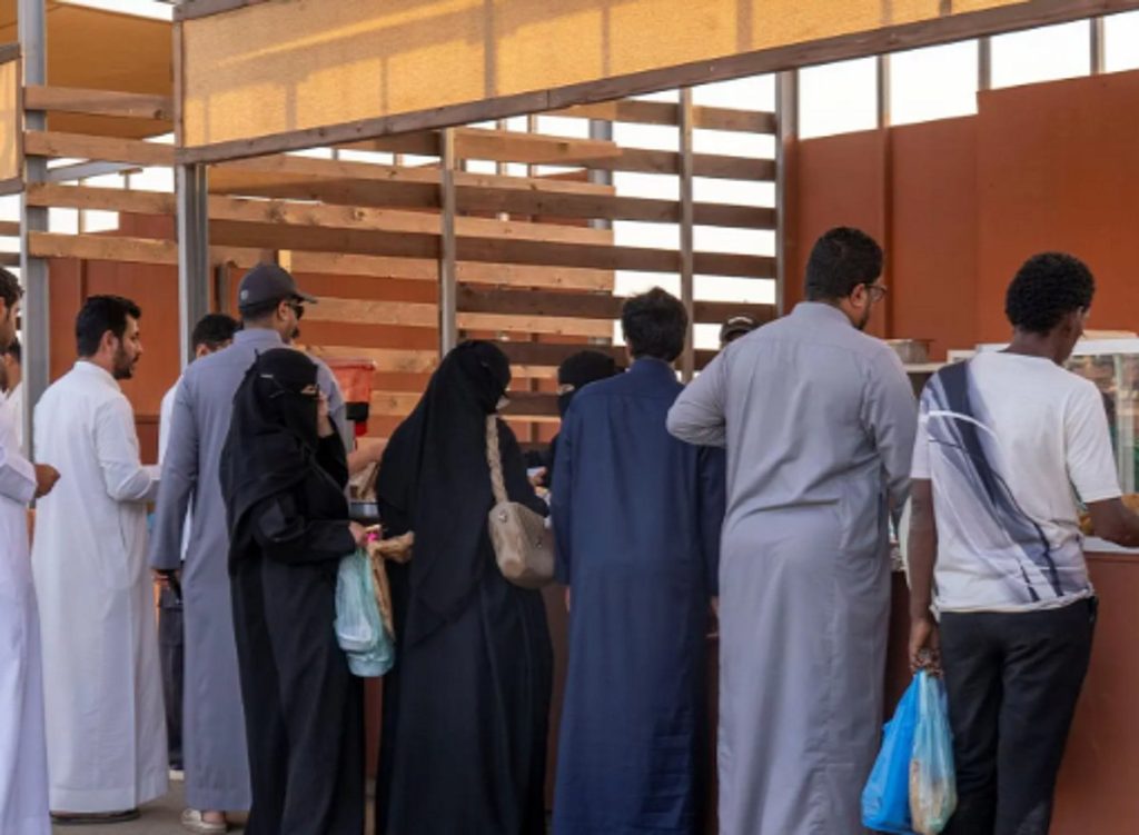 سوق الأولين الرمضاني في جيزان.. حراك تجاري متجدد يعكس روح الشهر الكريم