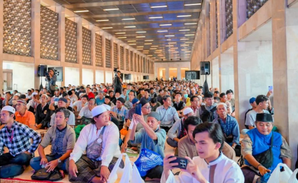 موائدُ المملكةِ تمتدُّ إلى مسجدِ الاستقلال الإندونيسي وتجمعُ 3500 صائمٍ على الإفطار