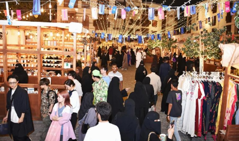 أسواق جدة تستقطب الزوار والمتسوقين في ليالي رمضان